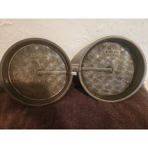 Set of 2 Ovenex N-93-8" Cake Pans,  Slide Release, Starburst Pattern Made in USA - Picture 1 of 6